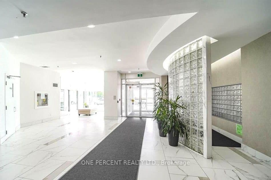 2550 Lawrence Avenue E, Unit 402 thumbnail 3