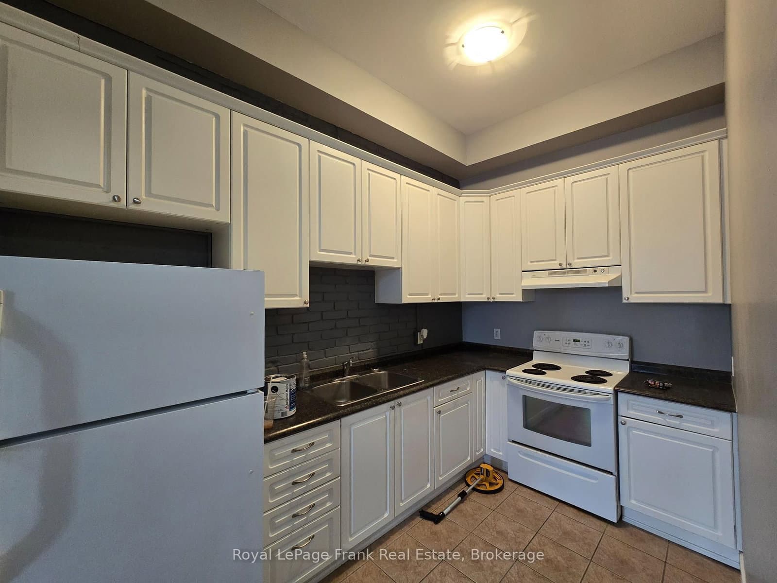 54 King Street E, Unit 208 thumbnail 3