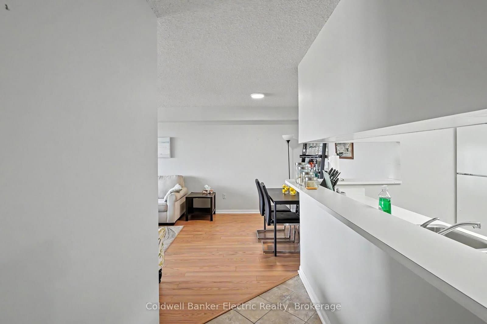 712 Rossland Road E, Unit 1011 thumbnail 28