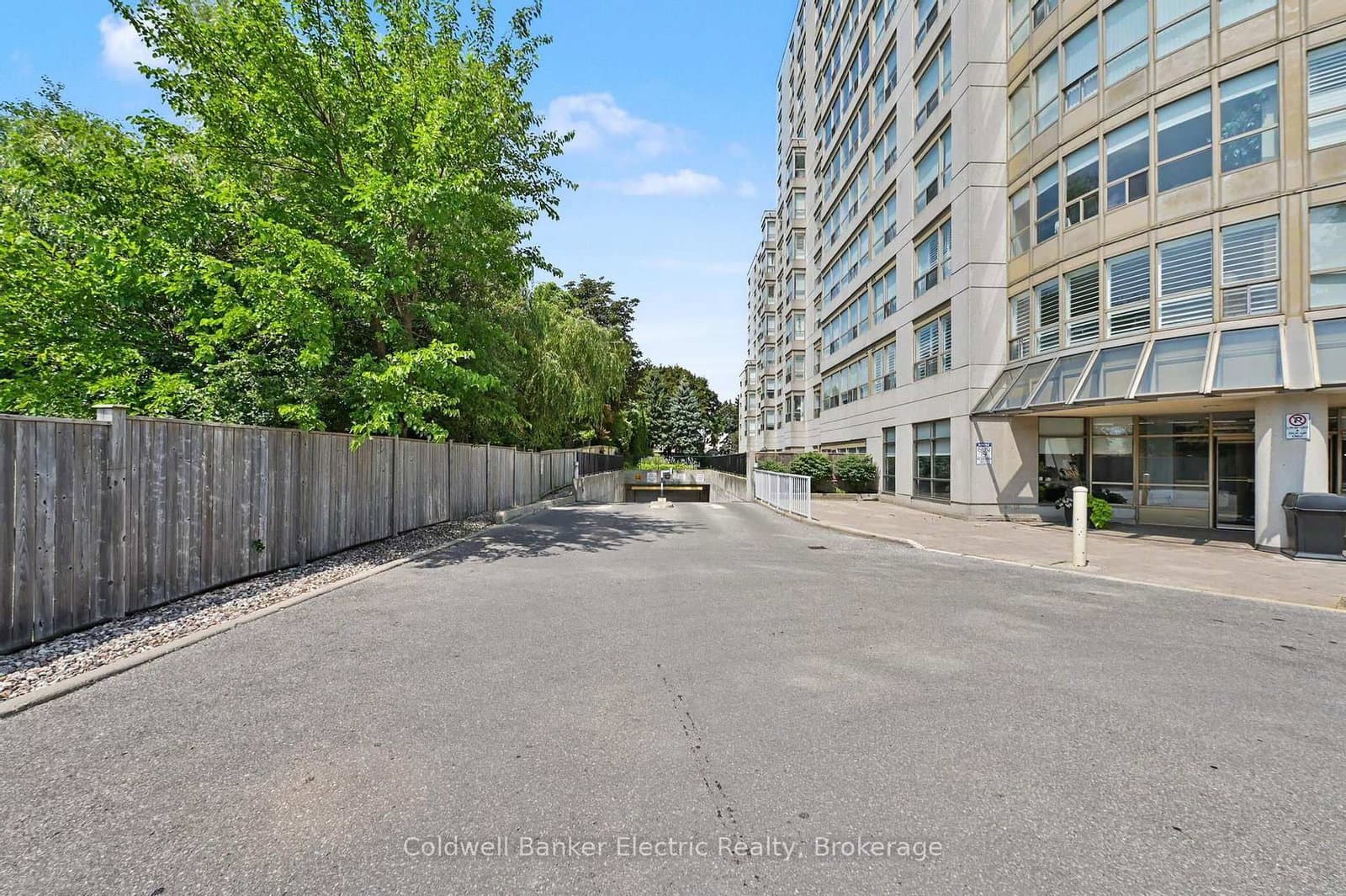 712 Rossland Road E, Unit 1011 thumbnail 3