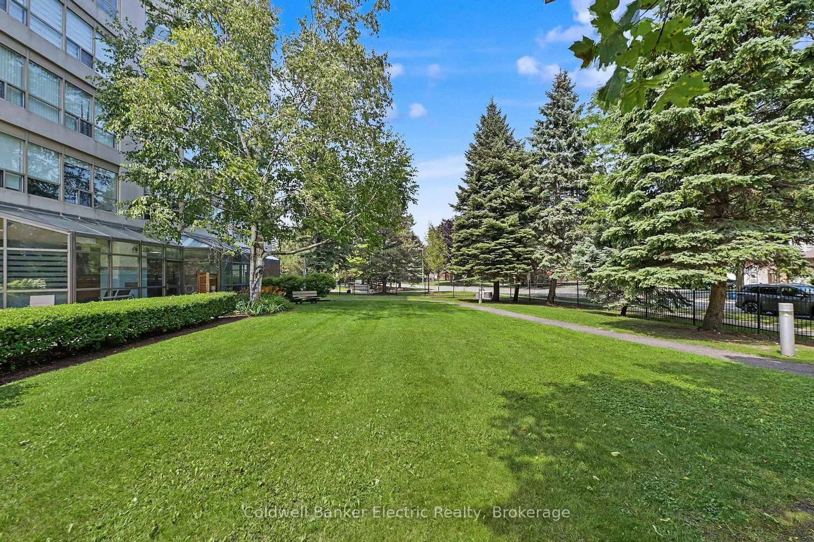 712 Rossland Road E, Unit 1011 thumbnail 8