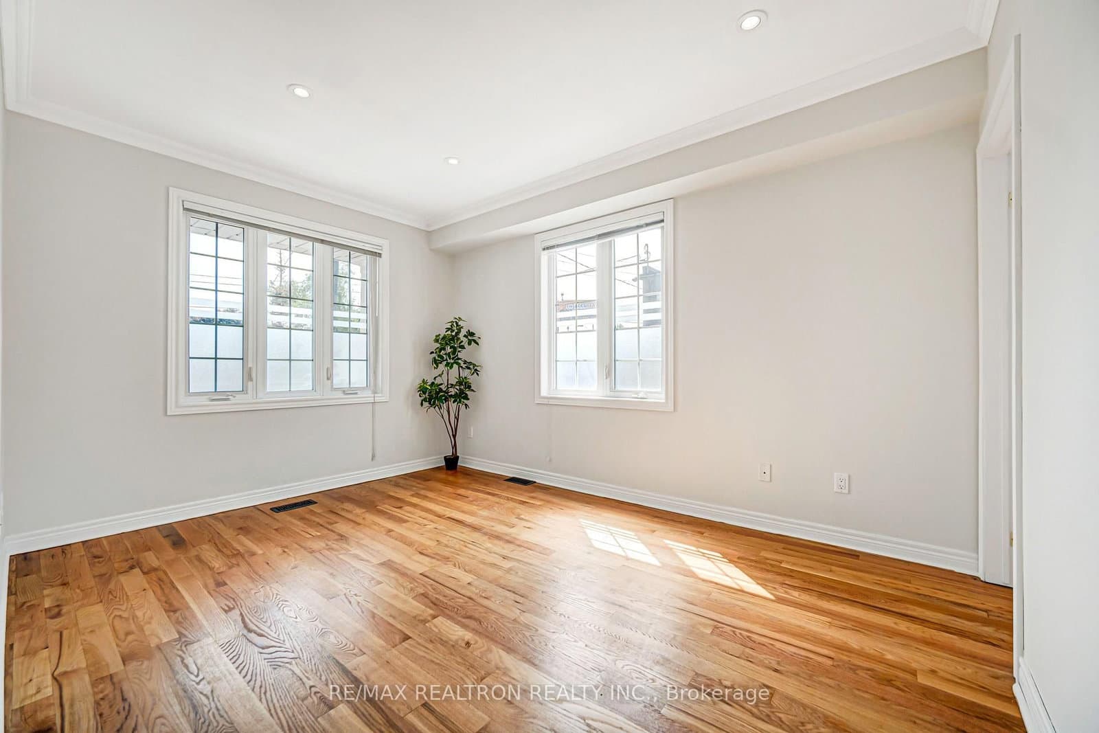 454 Donlands Avenue thumbnail 7