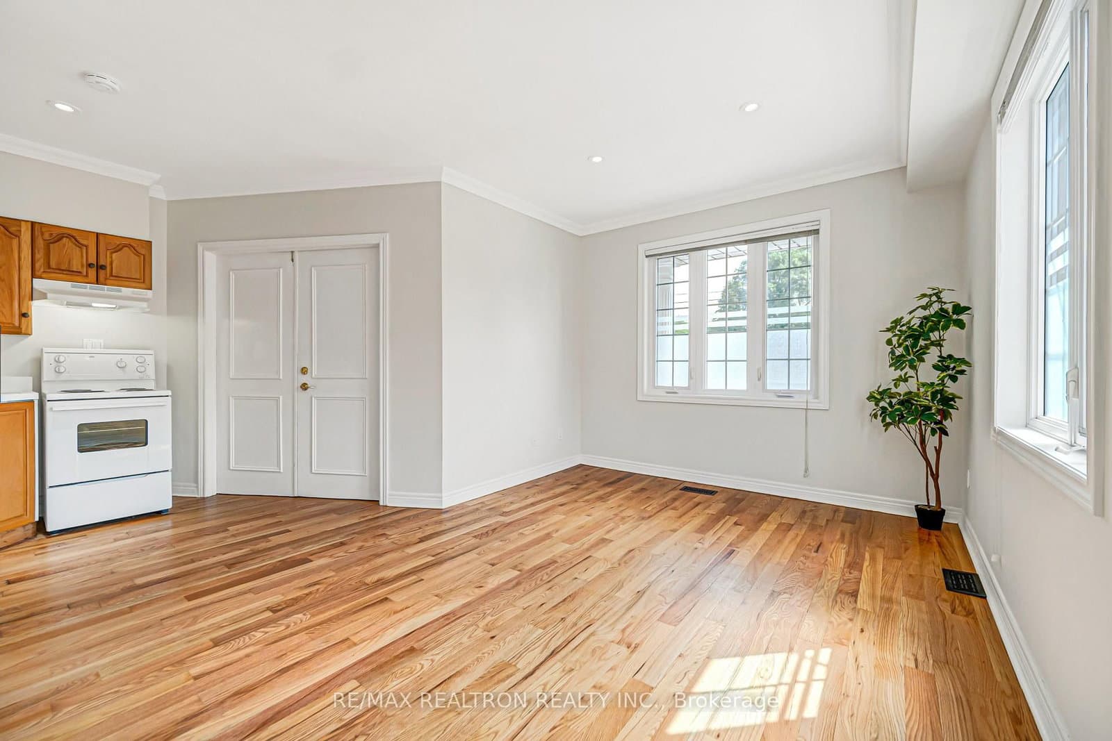 454 Donlands Avenue thumbnail 8