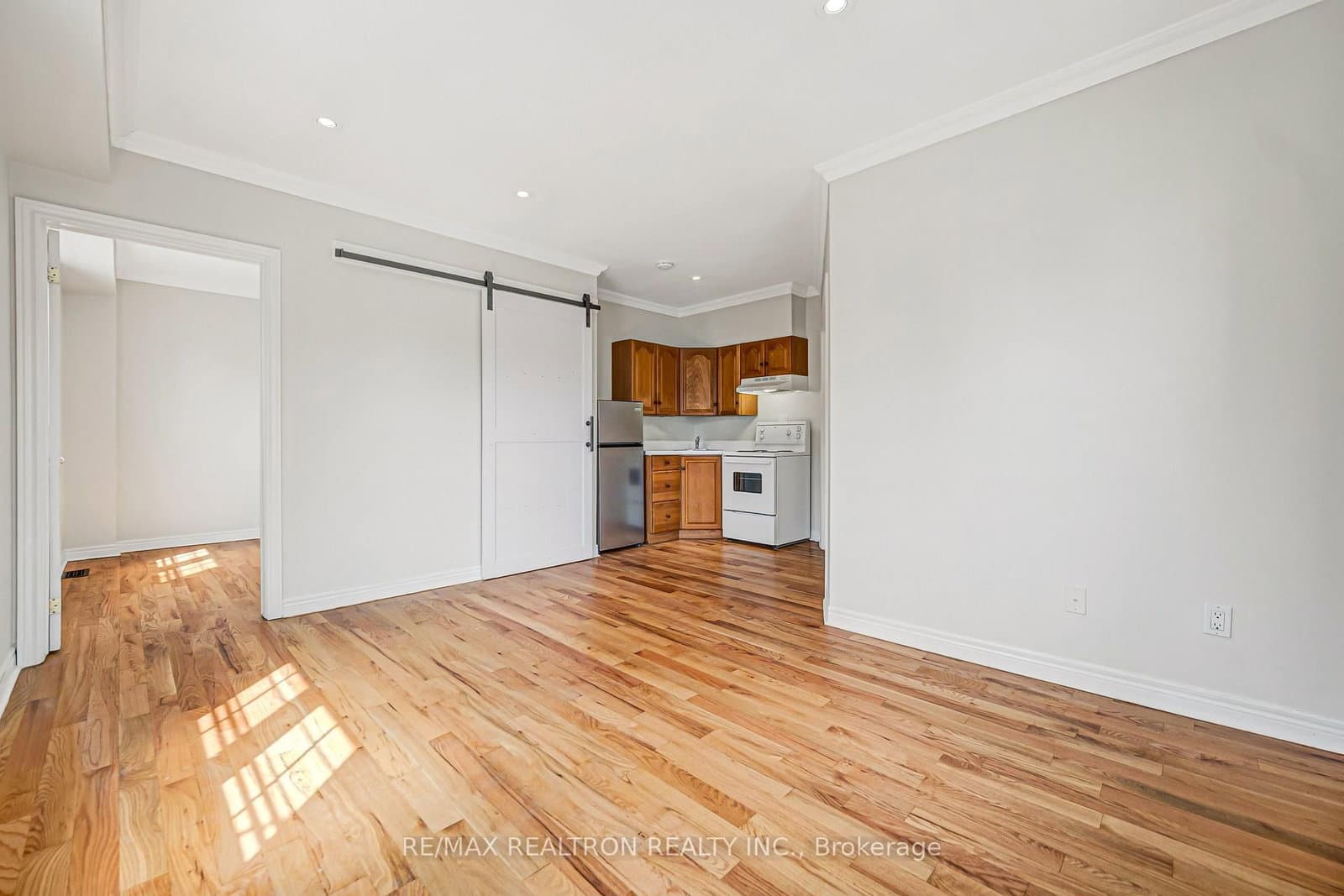 454 Donlands Avenue thumbnail 9