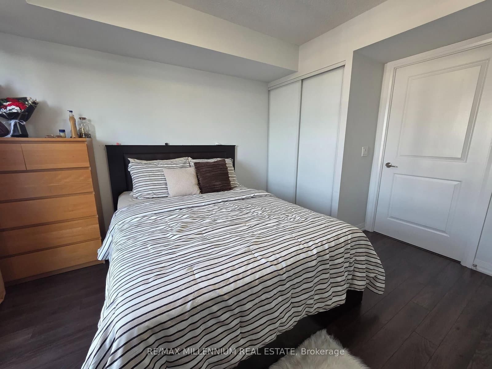30 Meadowglen Place, Unit 214 thumbnail 10