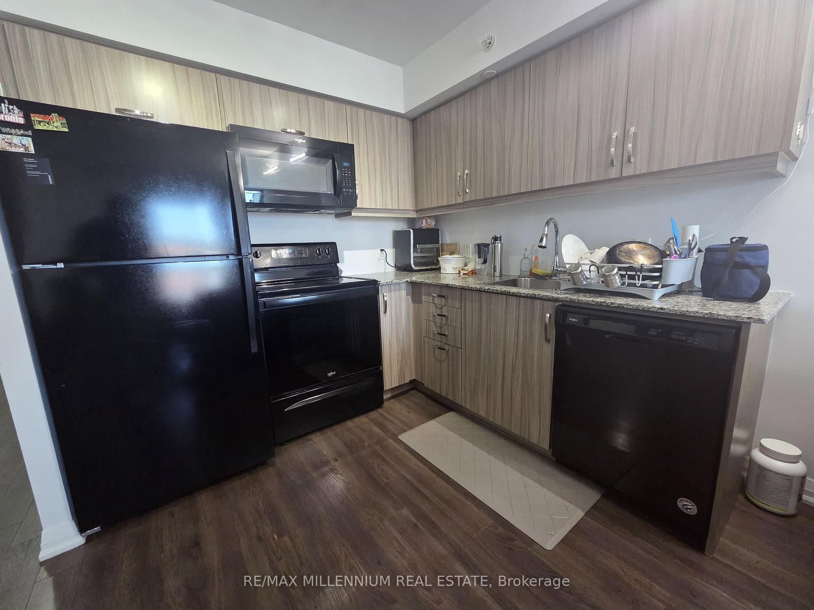 30 Meadowglen Place, Unit 214 thumbnail 3
