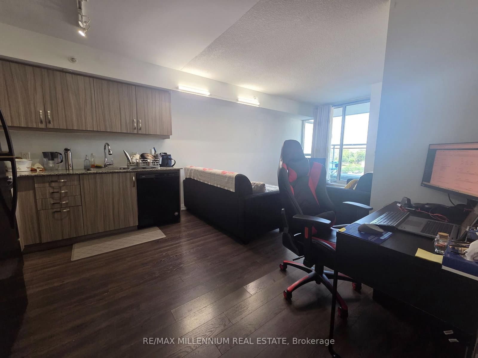 30 Meadowglen Place, Unit 214 thumbnail 4