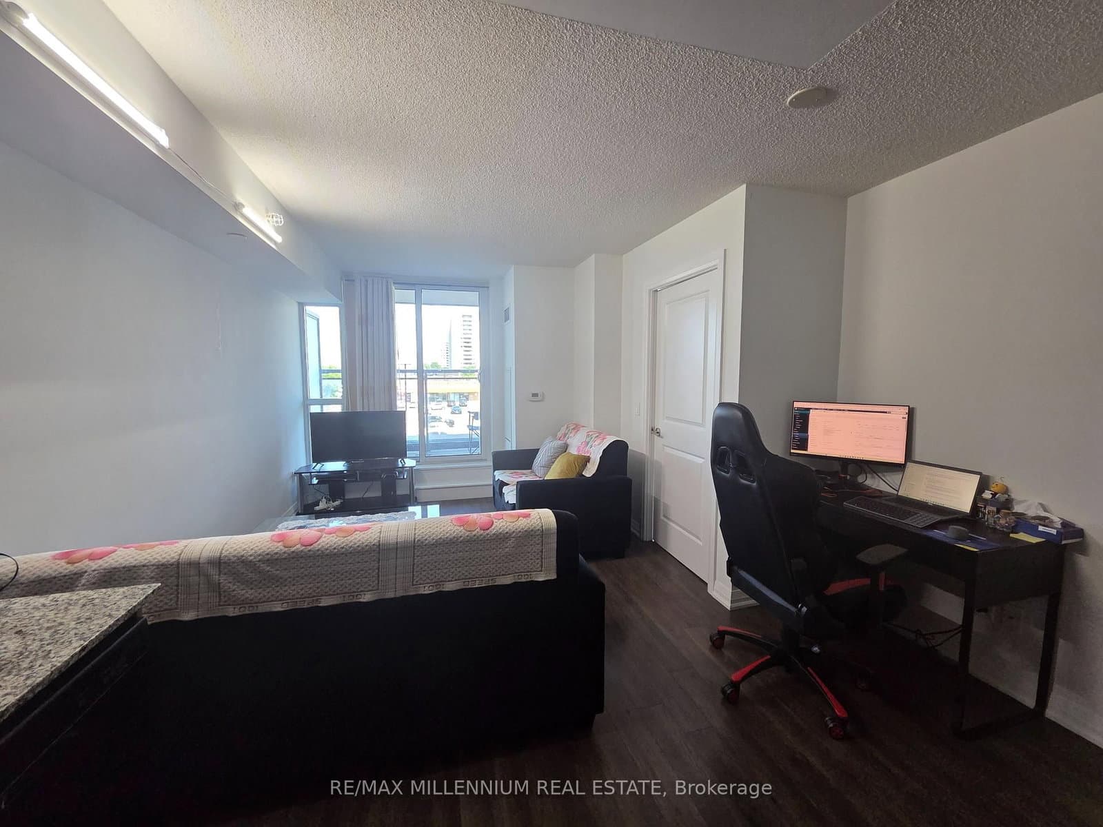 30 Meadowglen Place, Unit 214 thumbnail 5