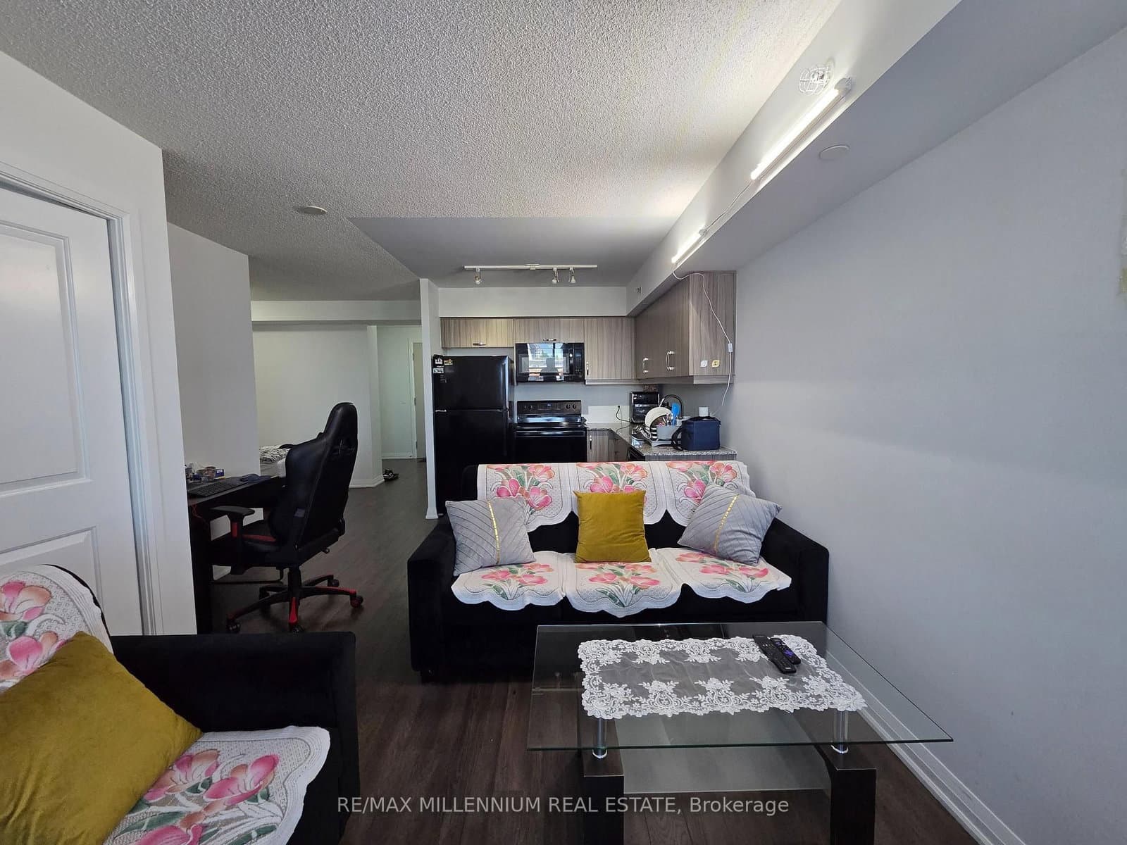 30 Meadowglen Place, Unit 214 thumbnail 6