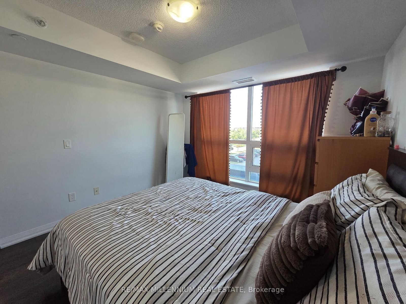 30 Meadowglen Place, Unit 214 thumbnail 9