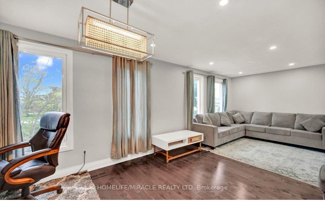 696 Sheppard Avenue thumbnail 4