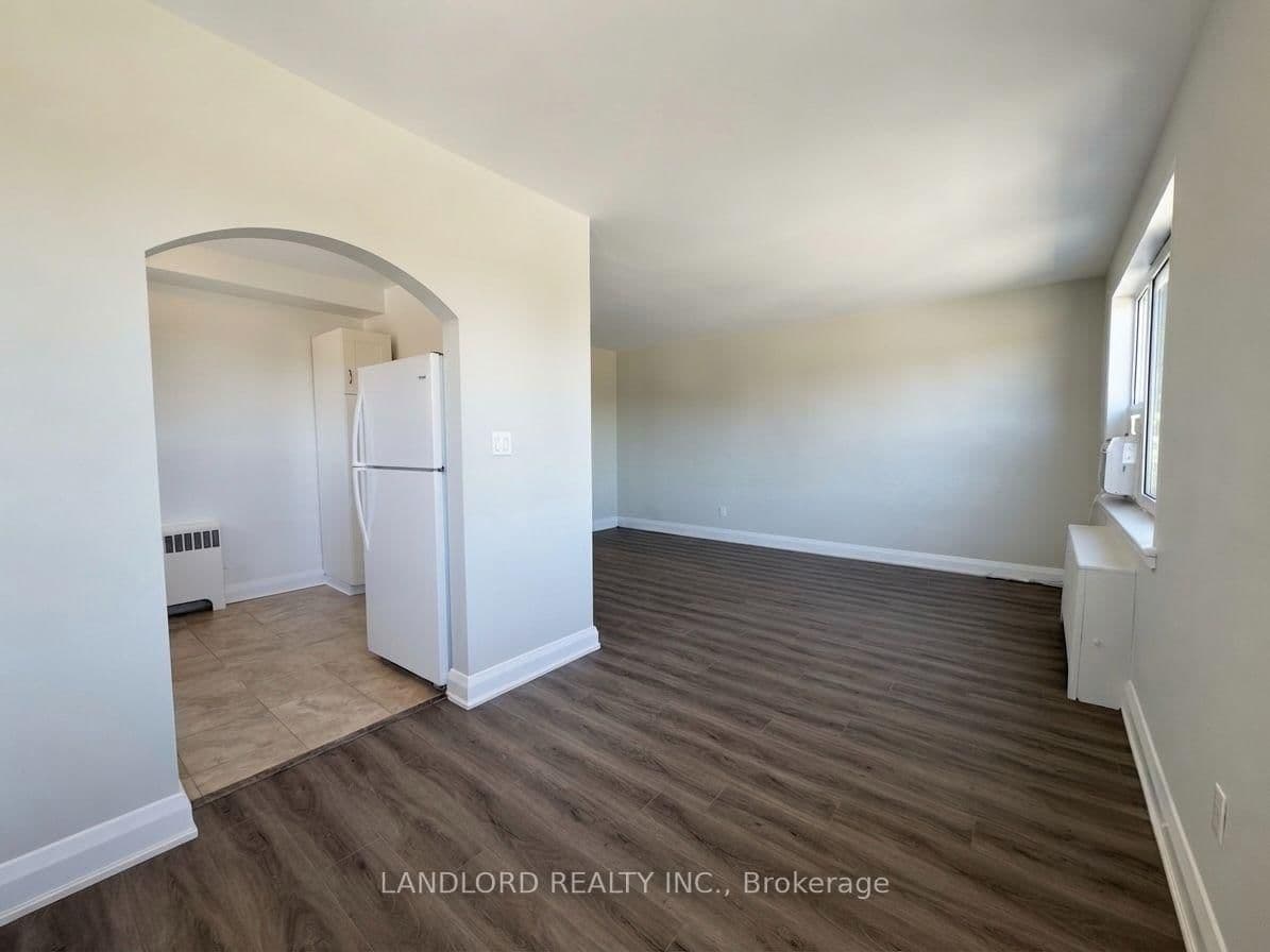 36 Wood Glen Road, Unit 301 thumbnail 4
