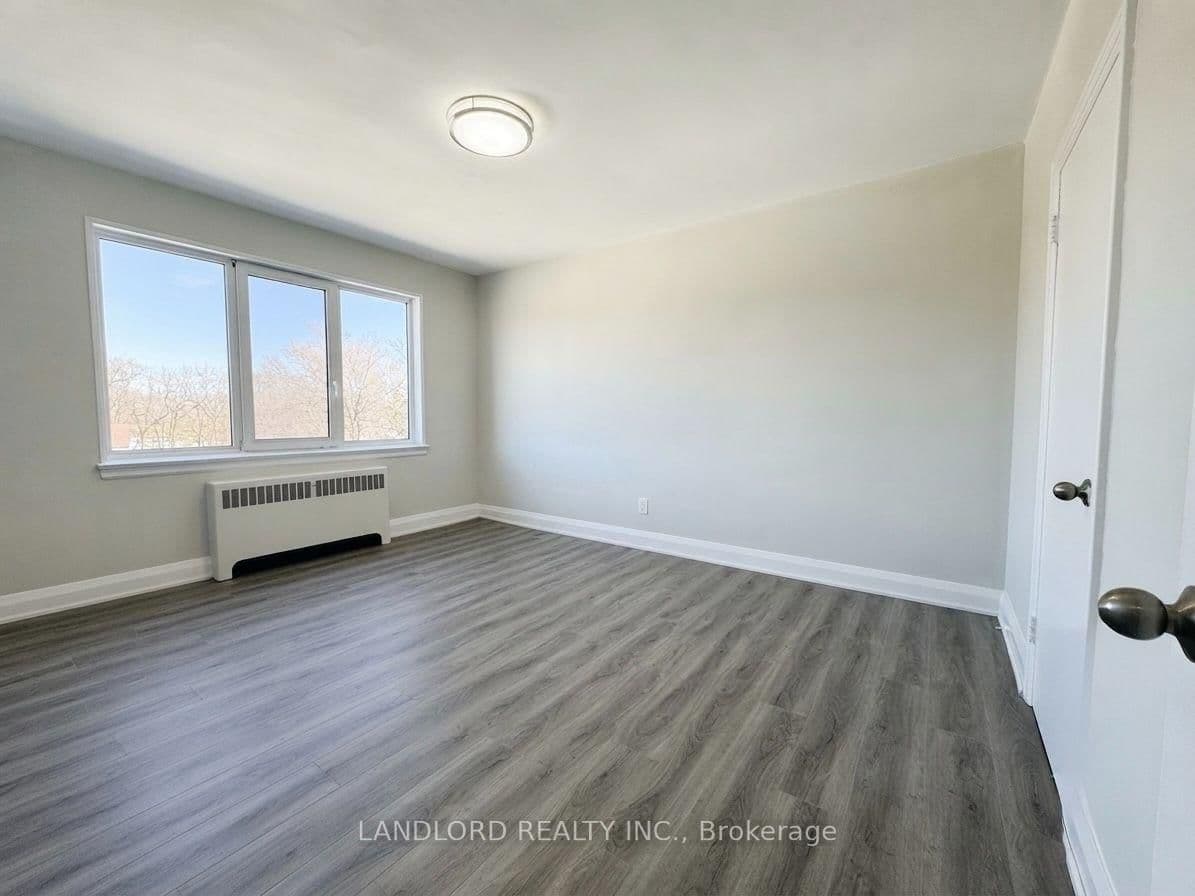 36 Wood Glen Road, Unit 301 thumbnail 5