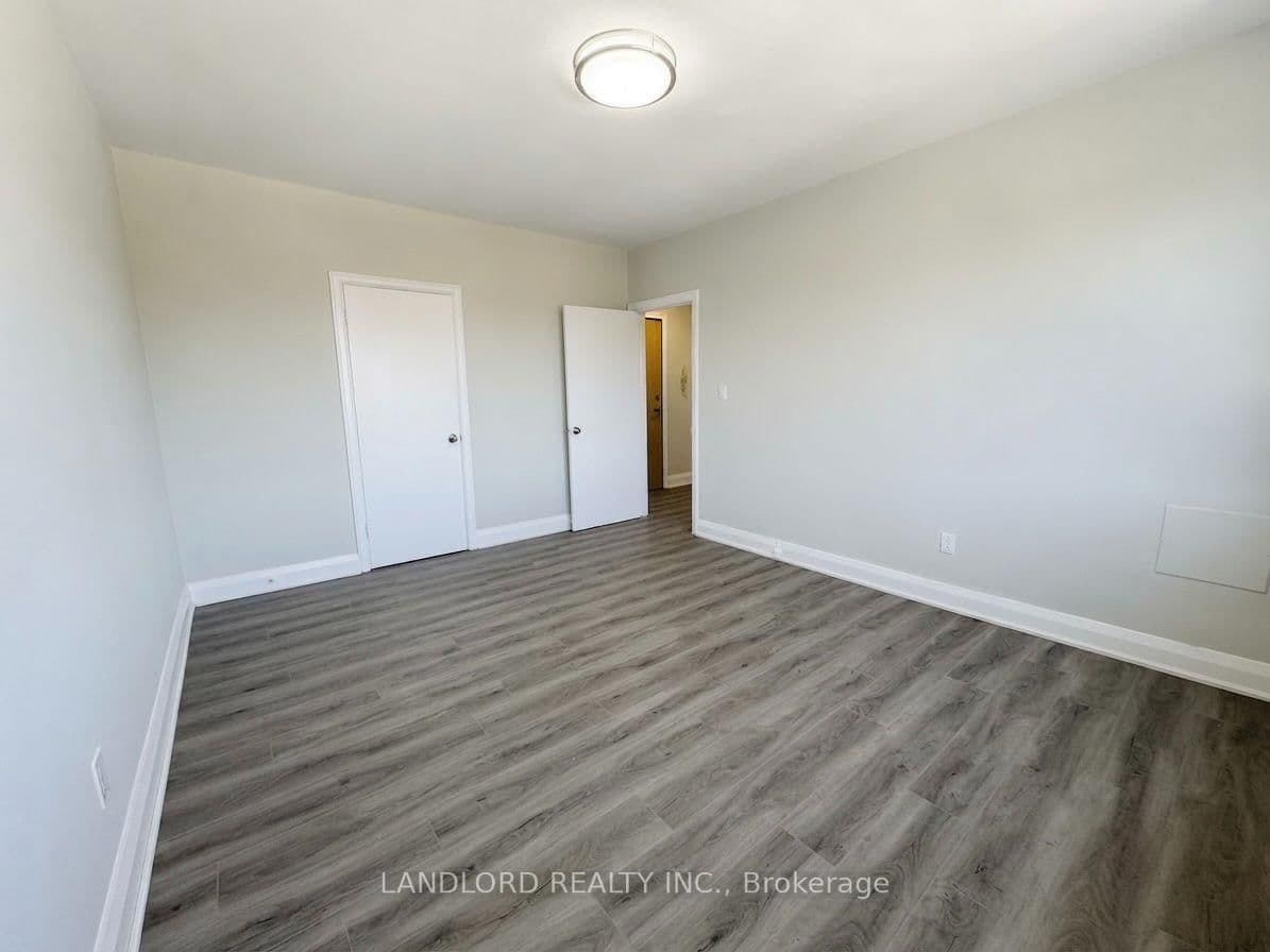 36 Wood Glen Road, Unit 301 thumbnail 9
