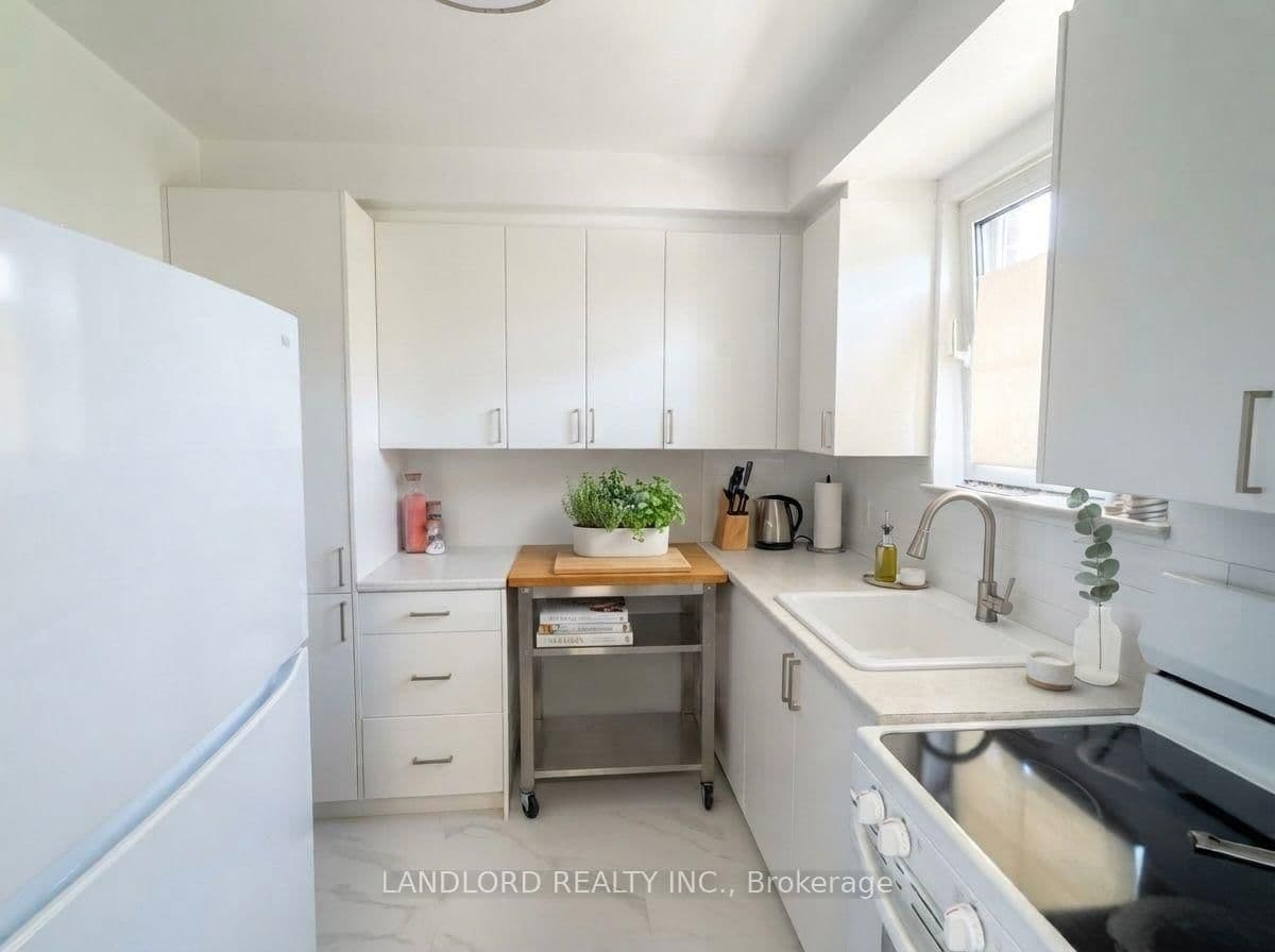 36 Wood Glen Road, Unit 302 thumbnail 2