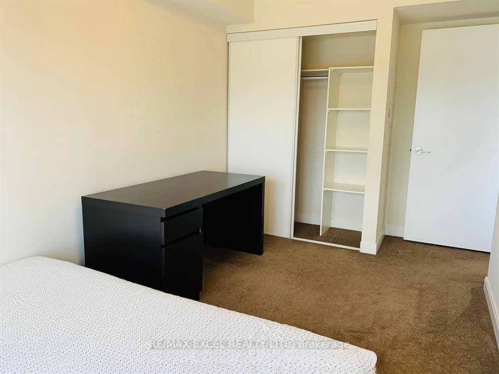 151 Village Green Square, Unit 1806 thumbnail 11