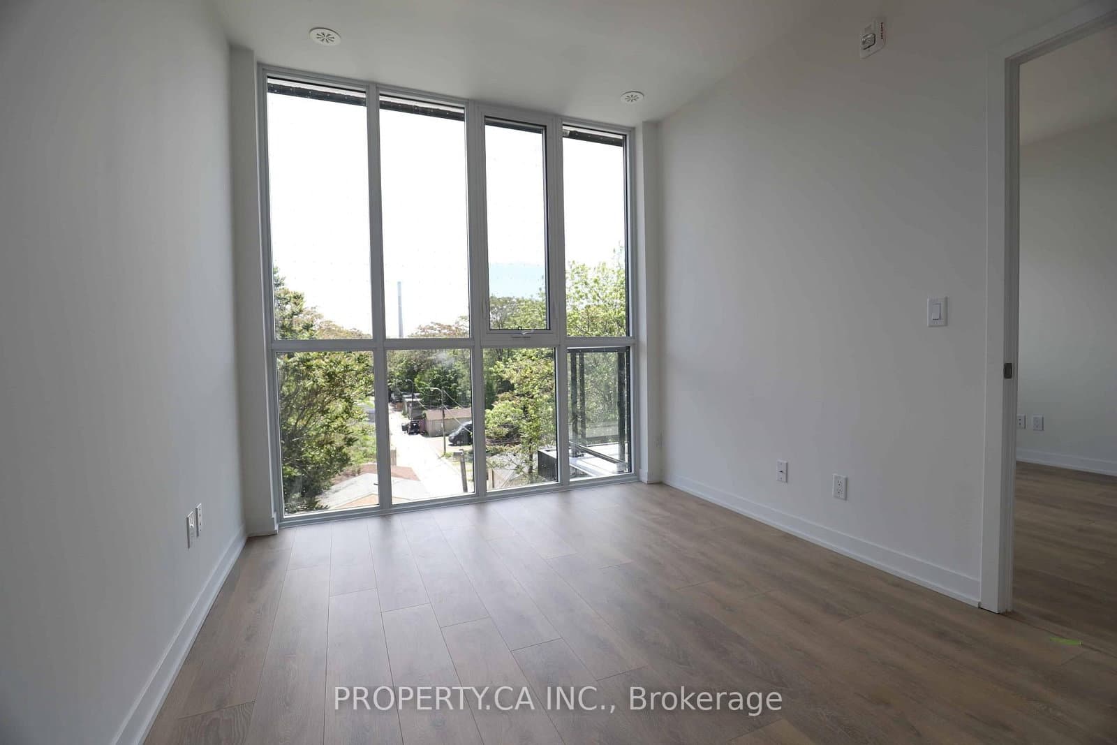 899 Queen Street E, Unit 410 thumbnail 9