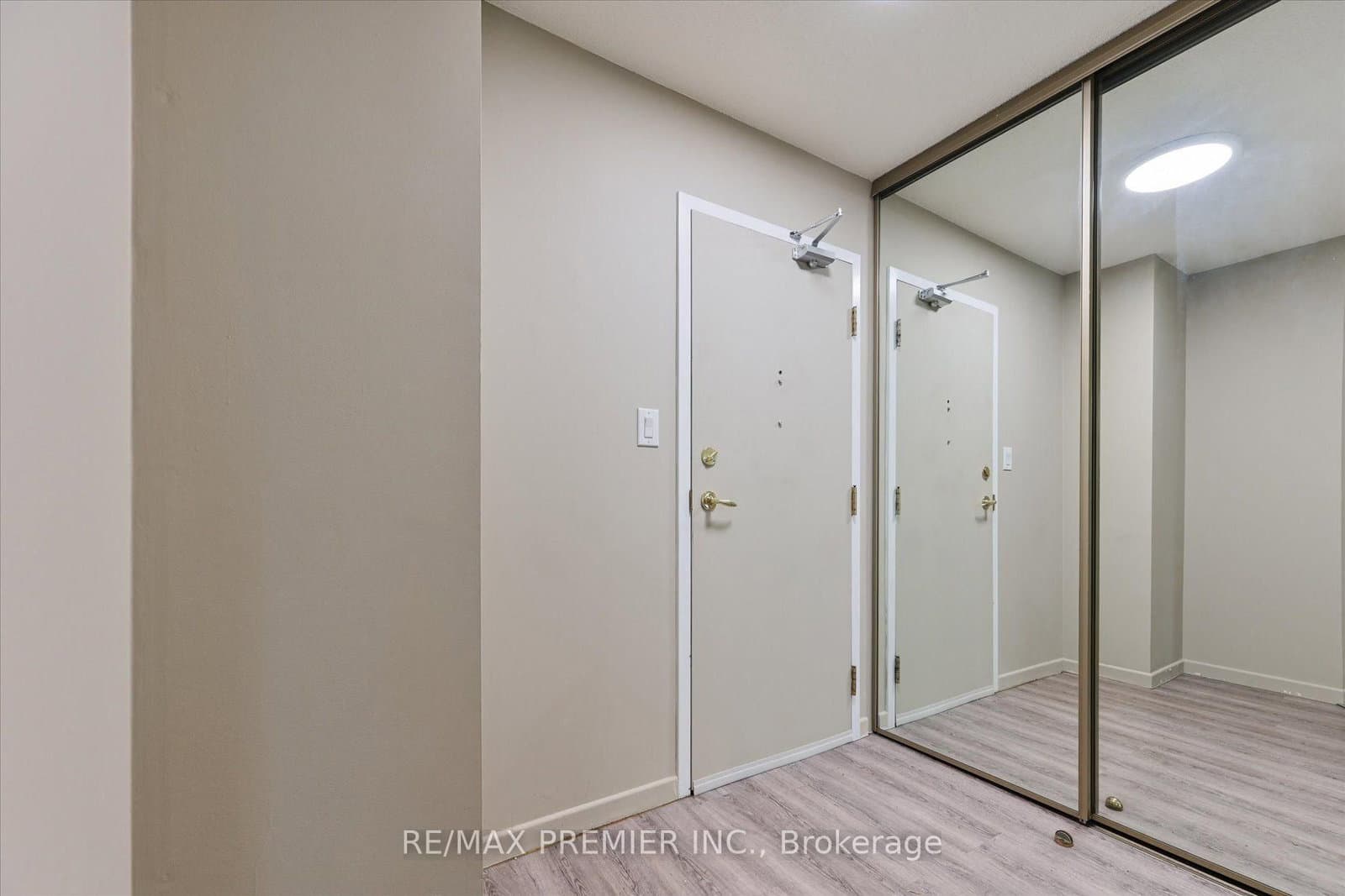 3734 St Clair Avenue E, Unit 403 thumbnail 6