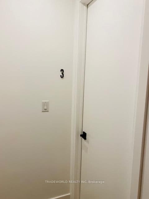 862 Pape Avenue, Unit 3 thumbnail 13