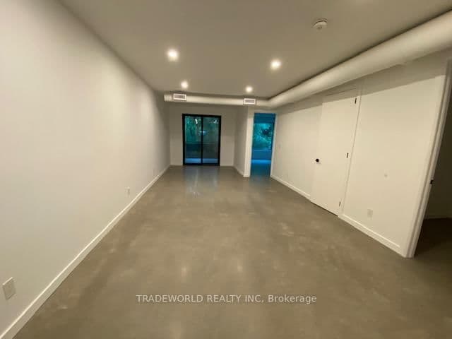 862 Pape Avenue, Unit 3 thumbnail 3