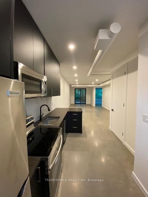 862 Pape Avenue, Unit 3 thumbnail 4