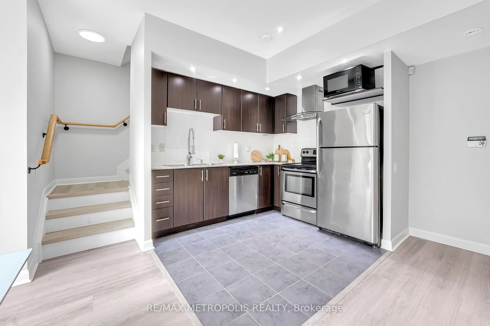 180 Borough Drive thumbnail 16