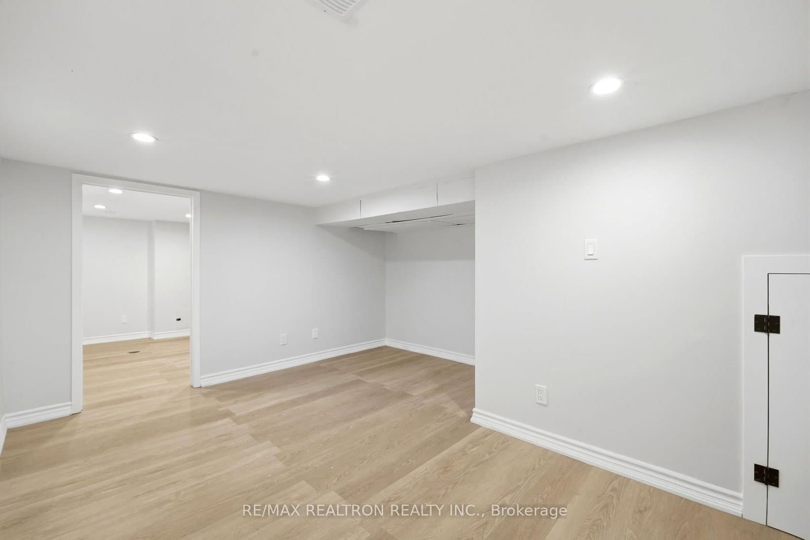 1056 Woodbine Avenue W thumbnail 33