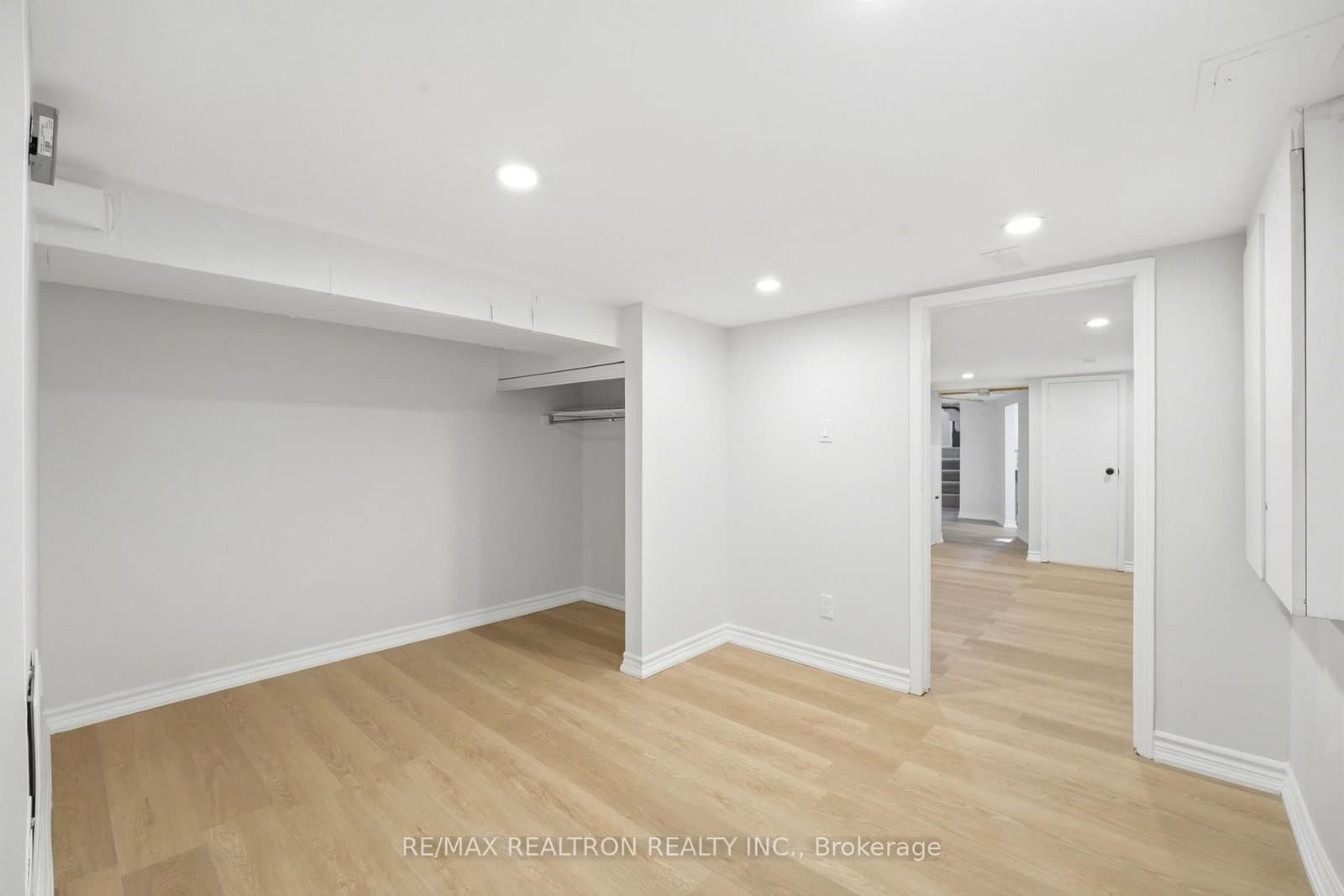 1056 Woodbine Avenue W thumbnail 36