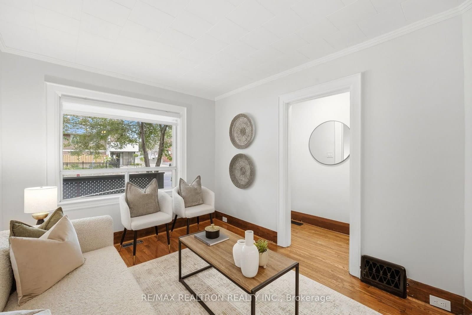 1056 Woodbine Avenue W thumbnail 4
