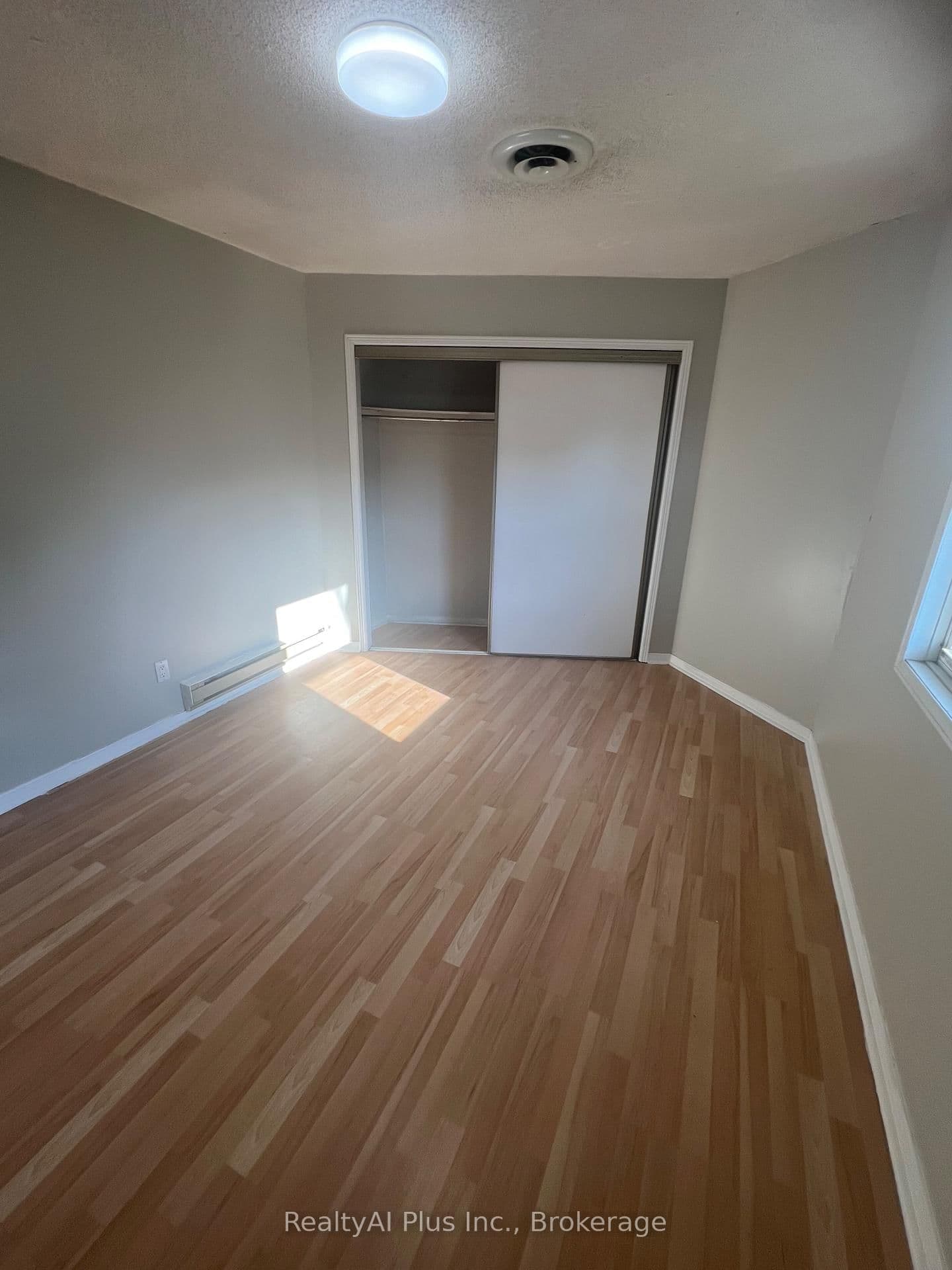 1569A Kingston Road thumbnail 11