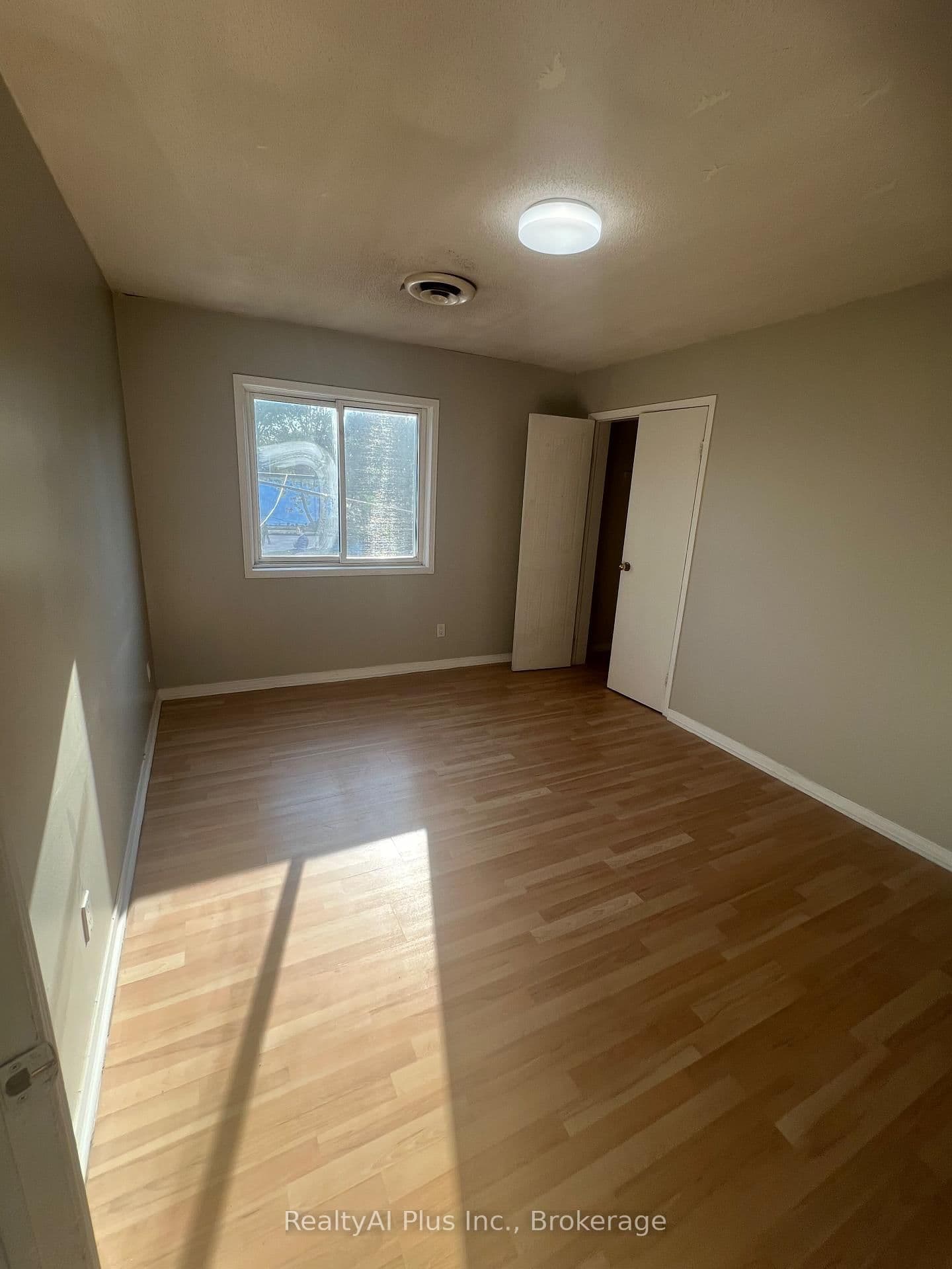 1569A Kingston Road thumbnail 12