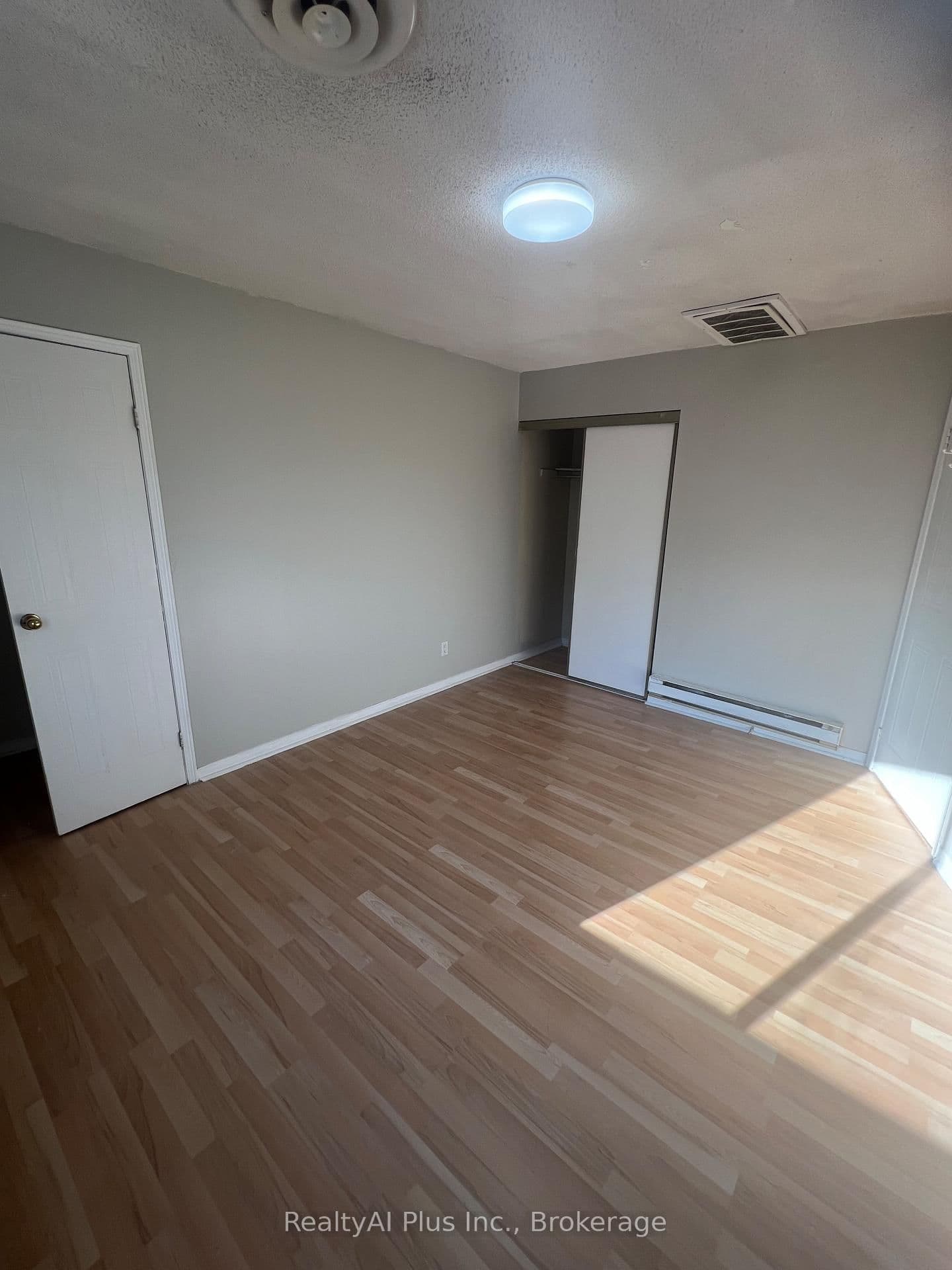 1569A Kingston Road thumbnail 13