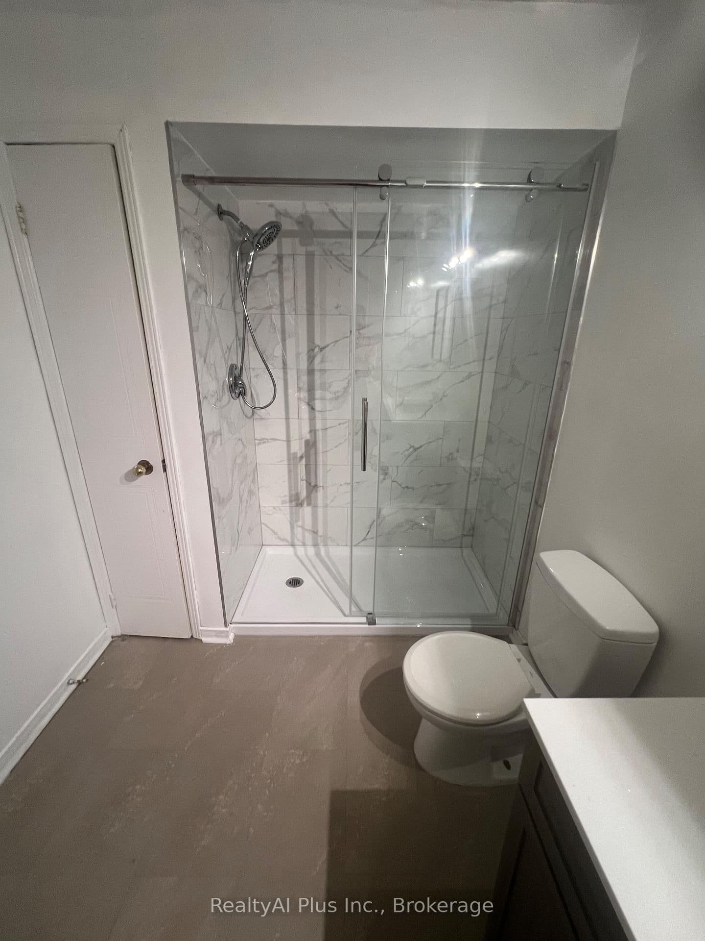 1569A Kingston Road thumbnail 16