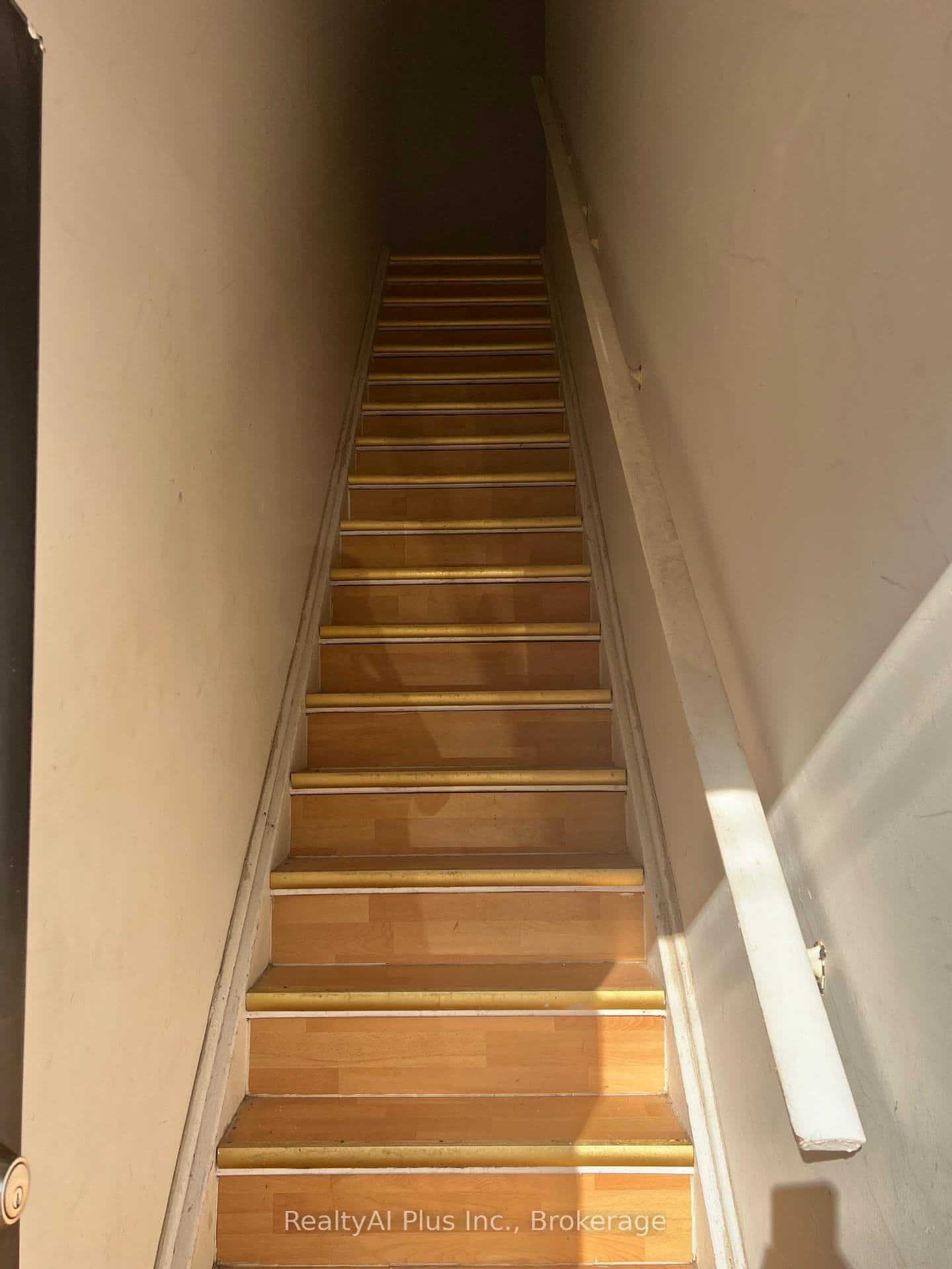 1569A Kingston Road thumbnail 4