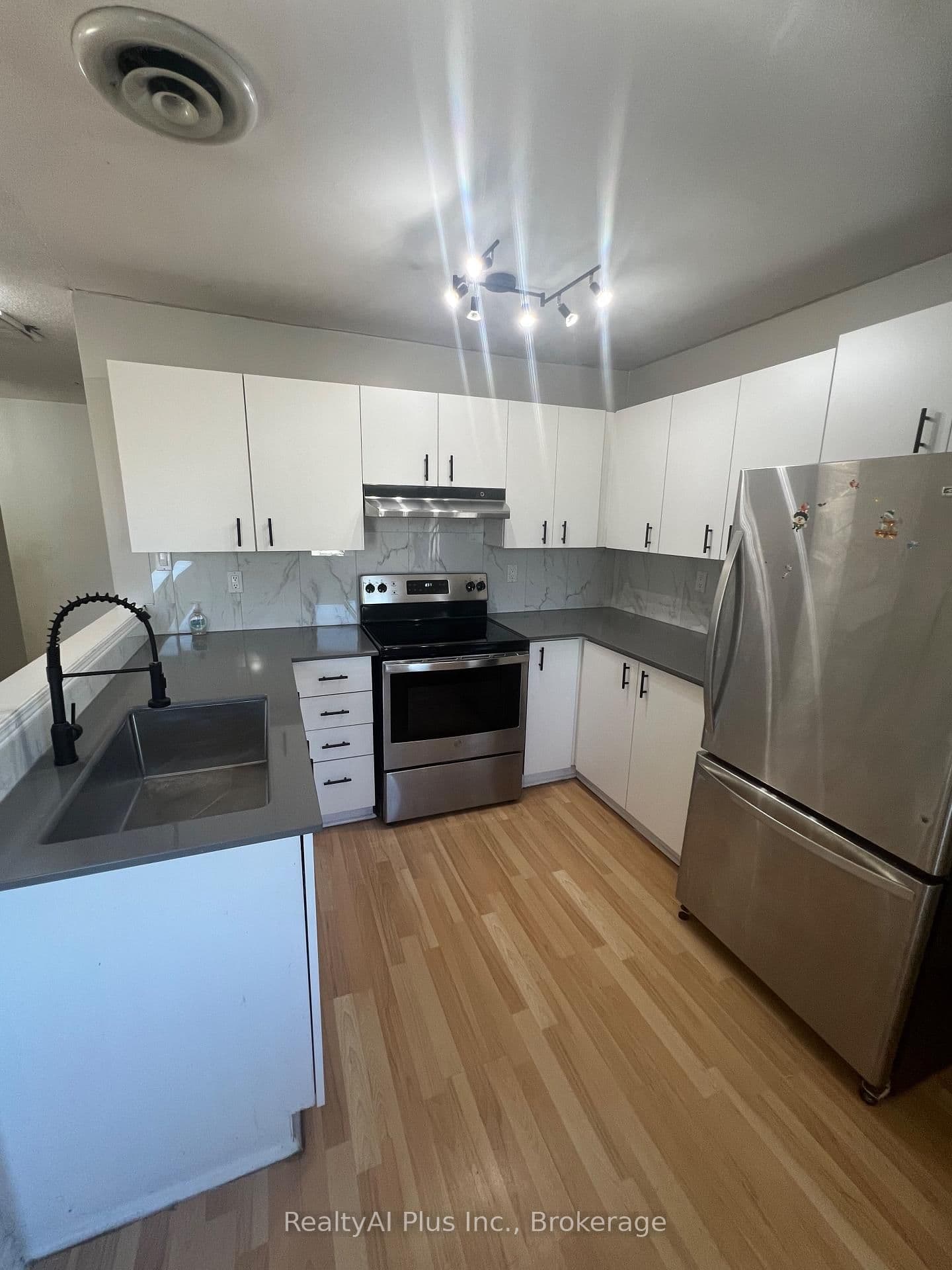 1569A Kingston Road thumbnail 9