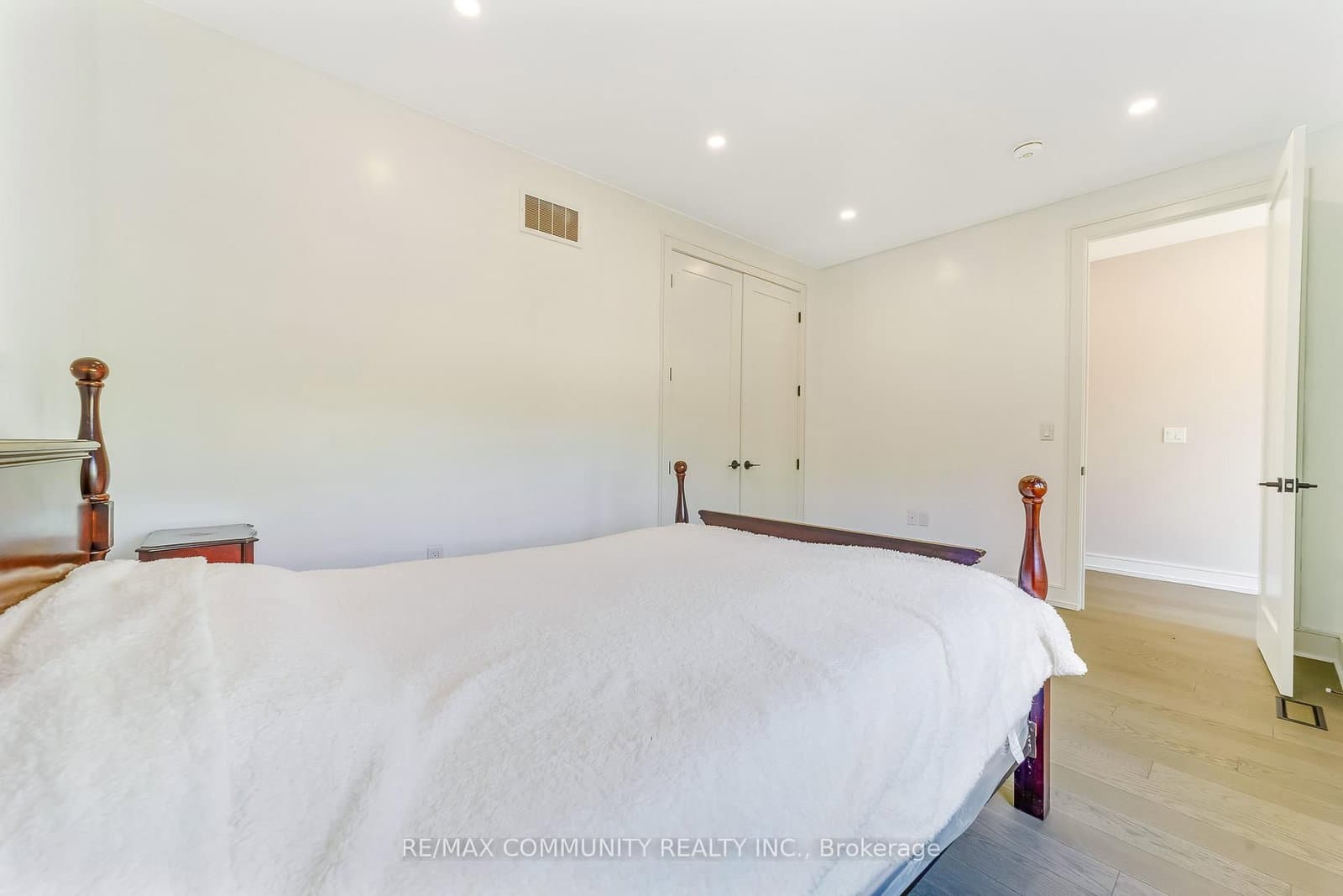 856 Kennedy Road thumbnail 25