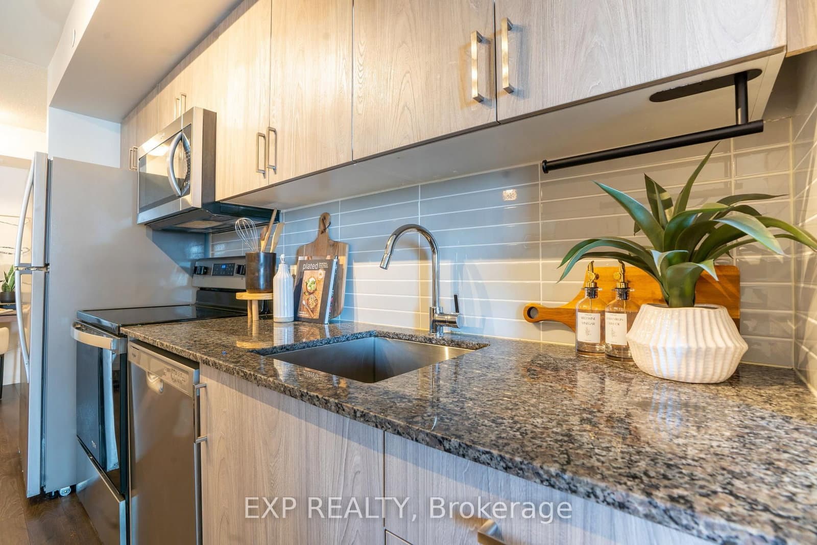 20 Meadowglen Place, Unit 2410 thumbnail 4