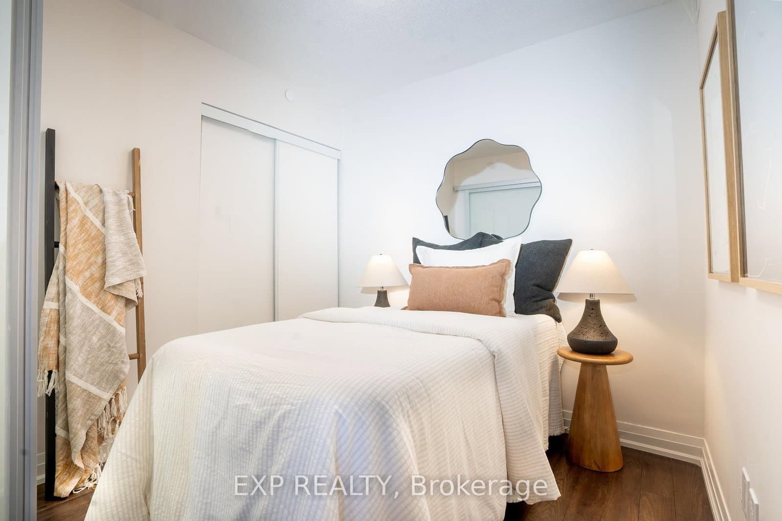 20 Meadowglen Place, Unit 2410 thumbnail 8
