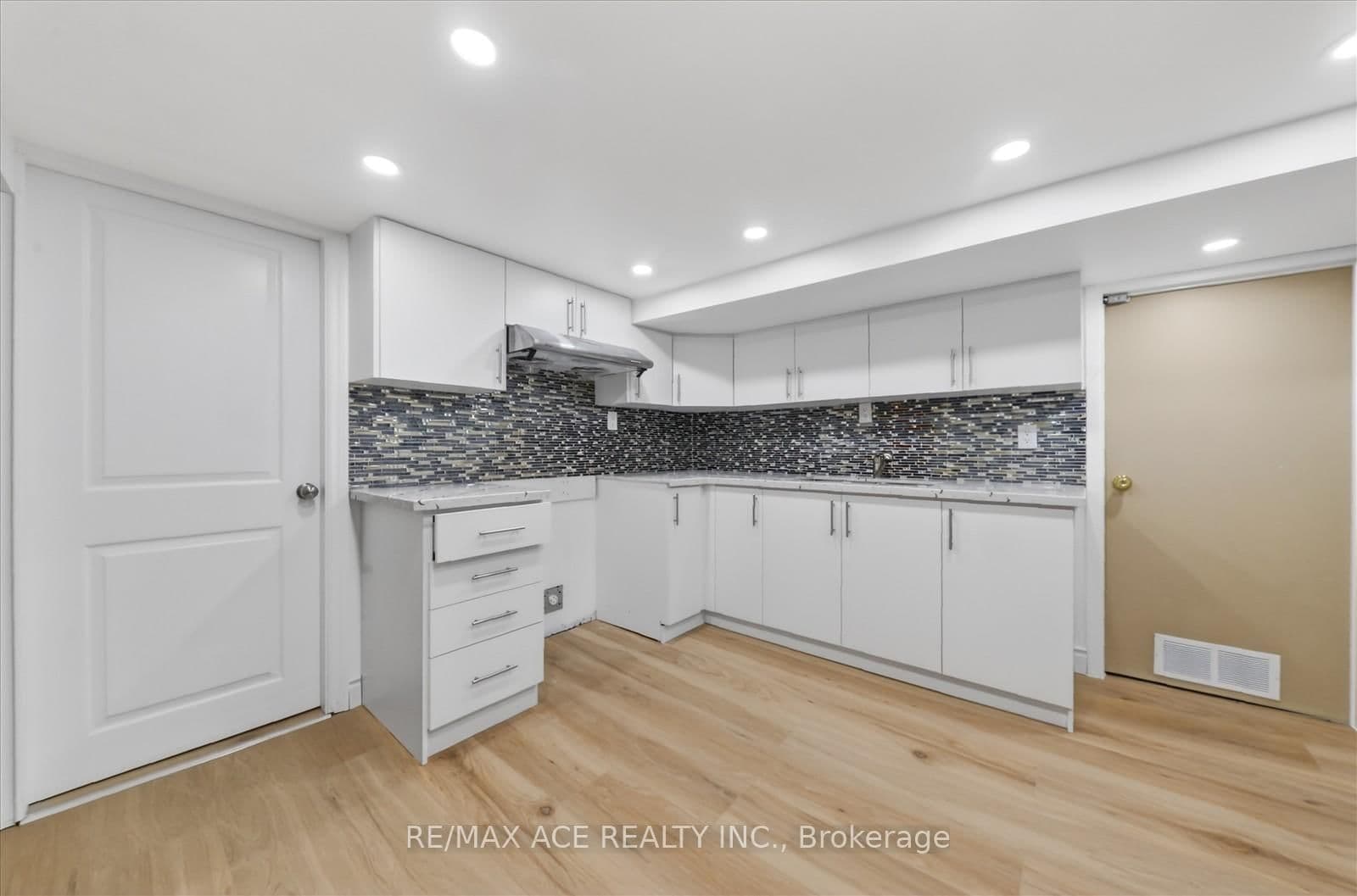 40 Brinloor Boulevard, Unit Bsmt thumbnail 10