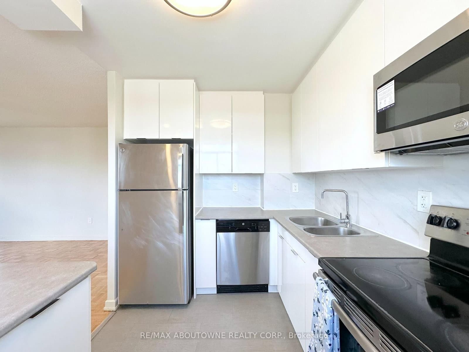30 Denton Avenue, Unit 925 thumbnail 4