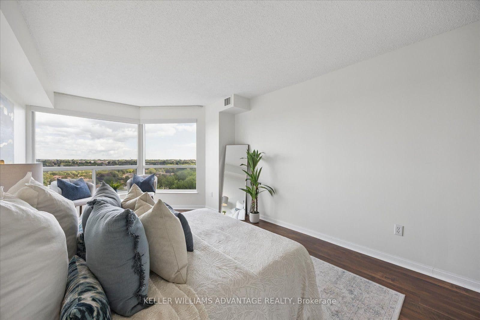 712 Rossland Road E, Unit 903 thumbnail 11