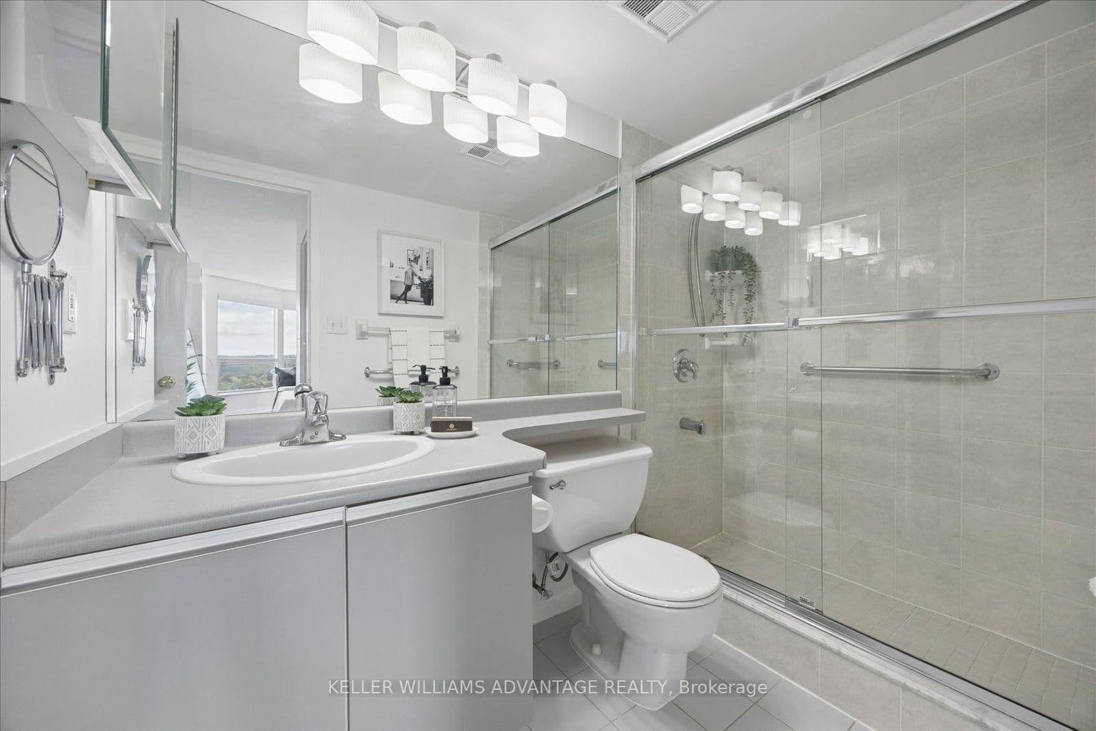 712 Rossland Road E, Unit 903 thumbnail 13