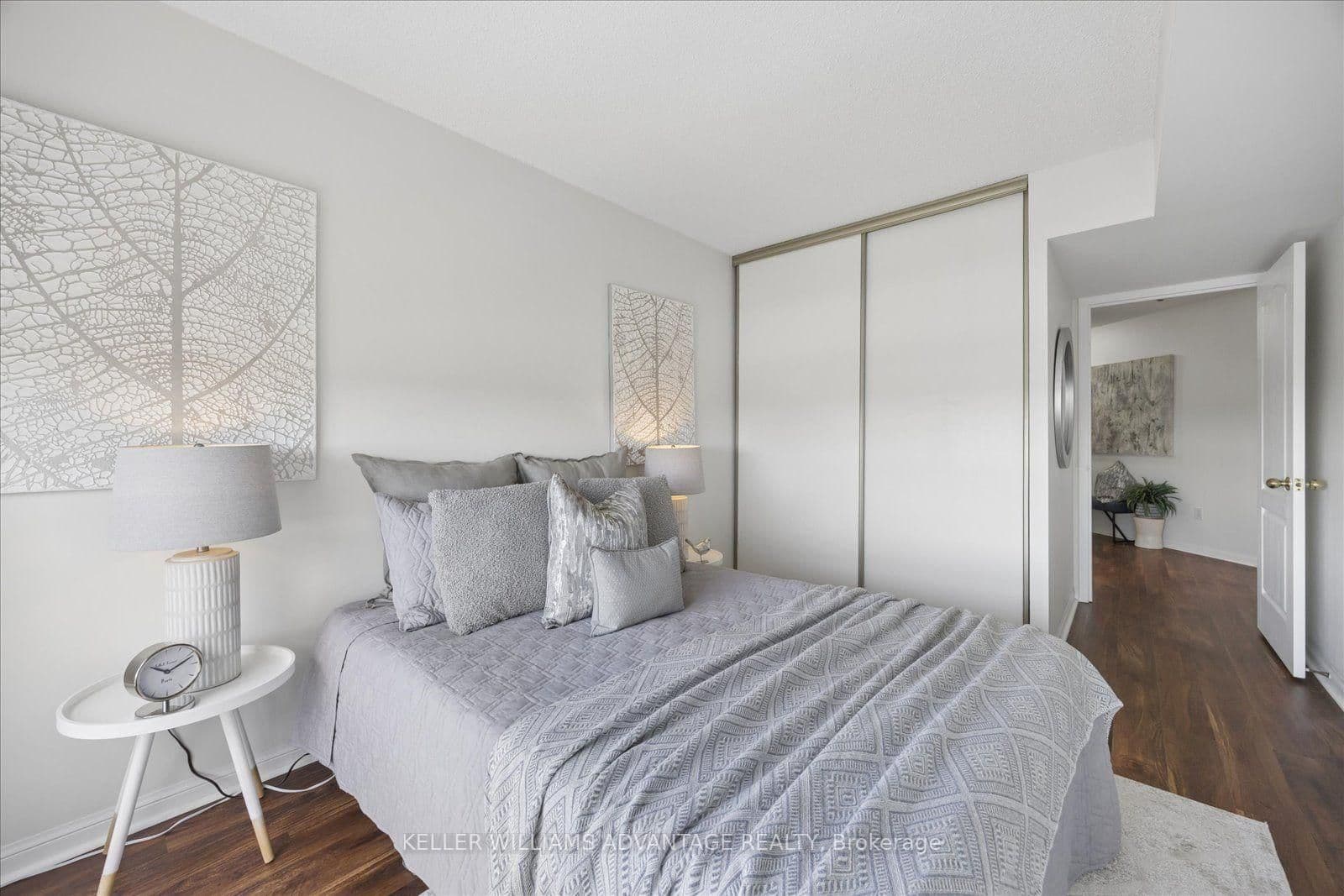 712 Rossland Road E, Unit 903 thumbnail 15