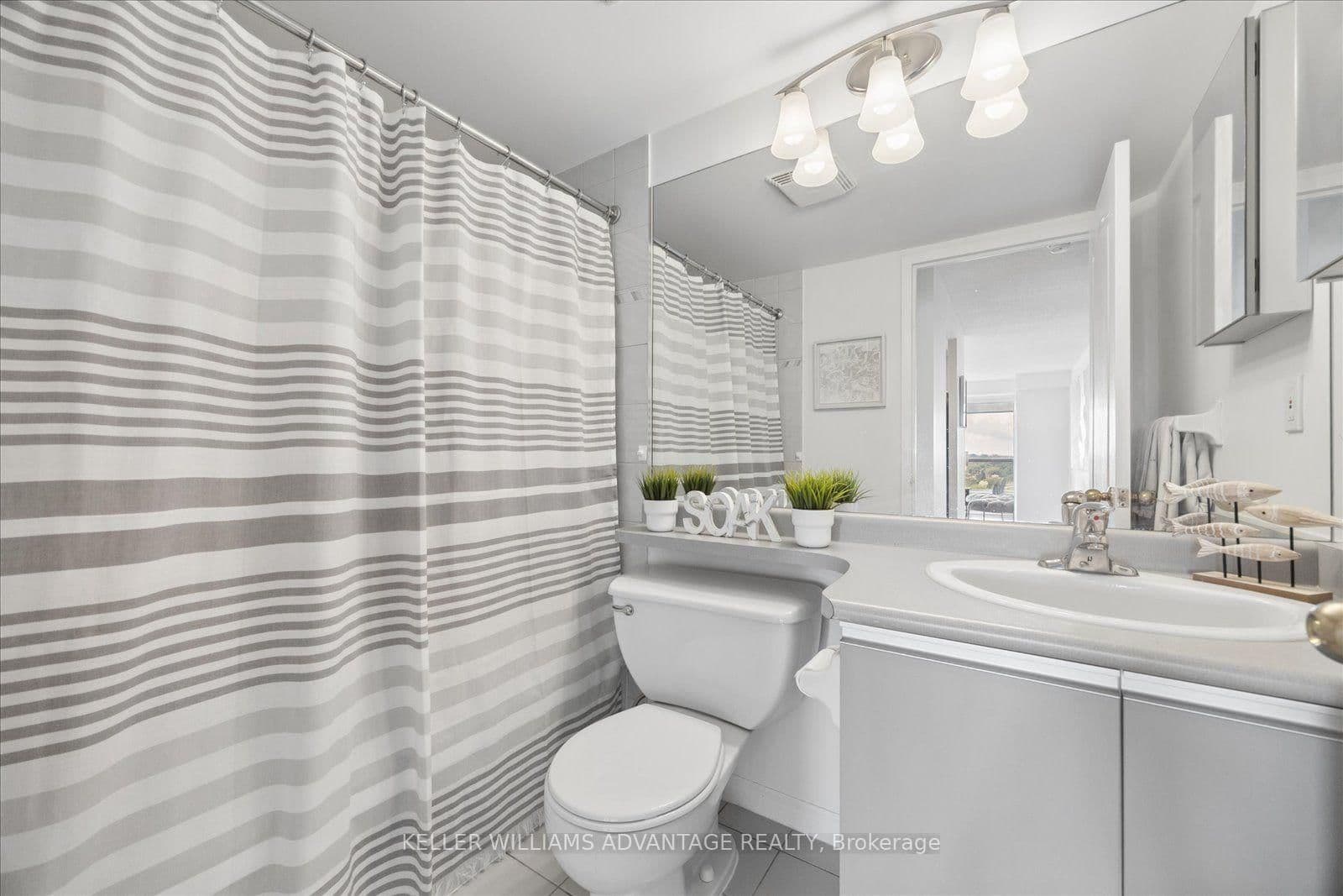 712 Rossland Road E, Unit 903 thumbnail 16