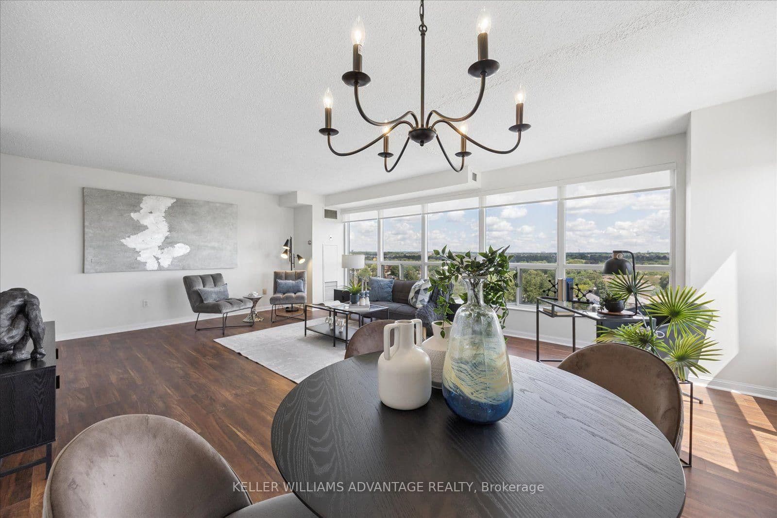 712 Rossland Road E, Unit 903 thumbnail 3