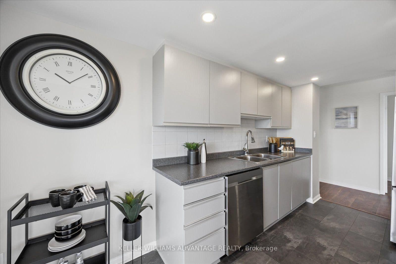 712 Rossland Road E, Unit 903 thumbnail 5