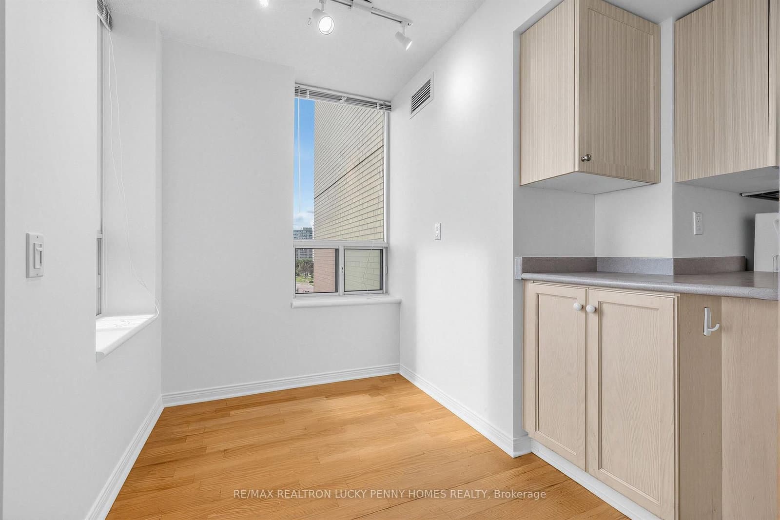 2800 Warden Avenue, Unit 807 thumbnail 20
