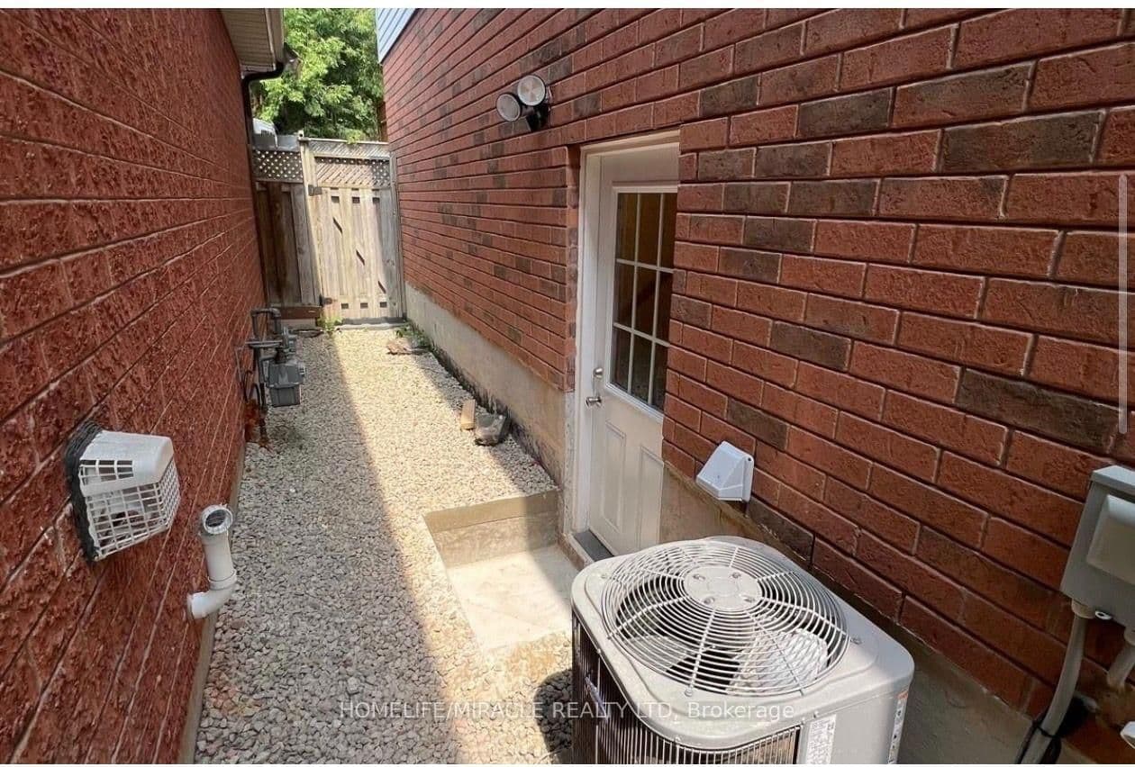 6 Adams Park Gate, Unit Basement thumbnail 3