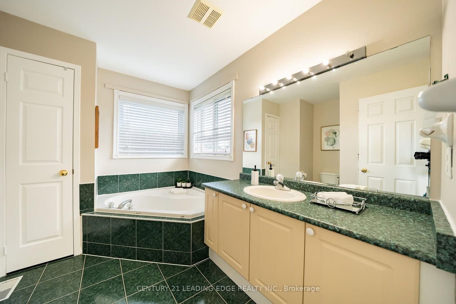 1595 Deerhurst Court thumbnail 28