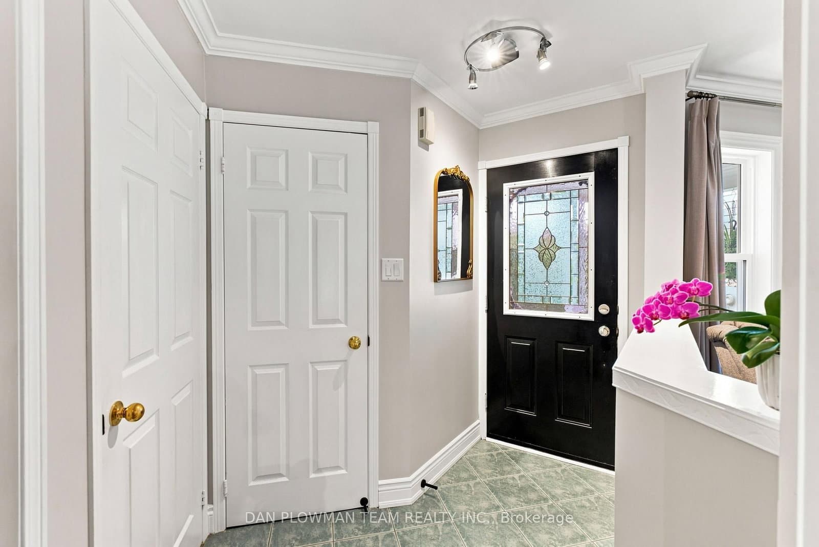 52 Wells Crescent thumbnail 3